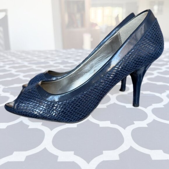 Office Siren Blue Snakeskin Peep Toe Pumps - Kelly & Katie - Size 8 EUC - Picture 1 of 9